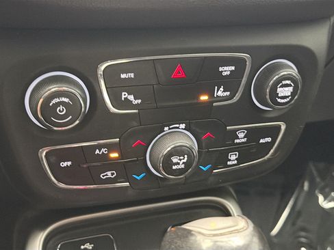 Used 2018 Jeep Compass Latitude w/ Popular Equipment Group FWD image 10