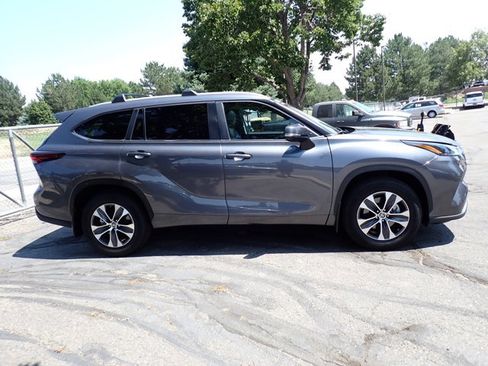 Used 2024 Toyota Highlander XLE AWD/4WD image 5