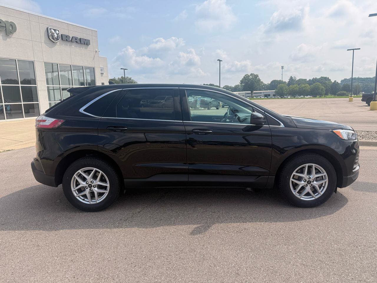 Used 2024 Ford Edge SEL AWD/4WD image 2