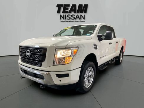 Used 2024 Nissan Titan SV w/ SV Convenience Package image 3