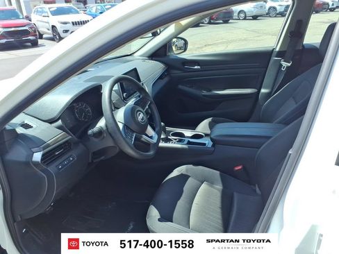 Used 2024 Nissan Altima 2.5 SV FWD image 14