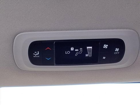 Used 2023 Chrysler Voyager LX image 20