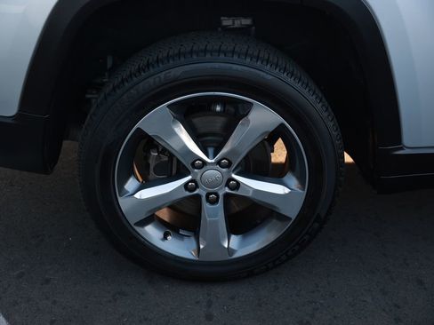 Used 2021 Jeep Grand Cherokee L Limited RWD image 9