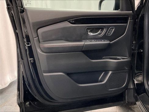 Used 2025 Honda Pilot TrailSport image 9