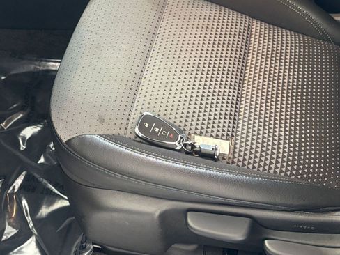Used 2025 Chevrolet Trax LT FWD image 21