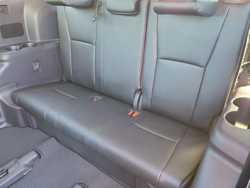 Used 2024 Toyota Highlander XLE FWD image 12