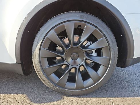 Used 2021 Tesla Model Y 2WD image 32