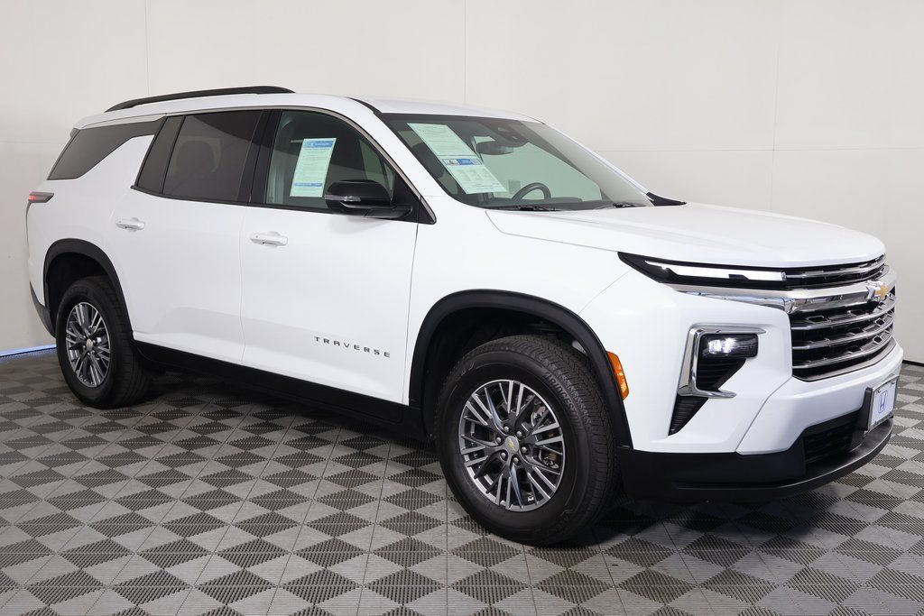 Used 2025 Chevrolet Traverse LT AWD/4WD image 3