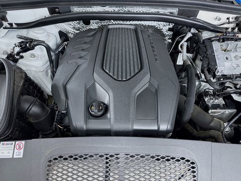 Certified 2024 Porsche Macan AWD/4WD image 32