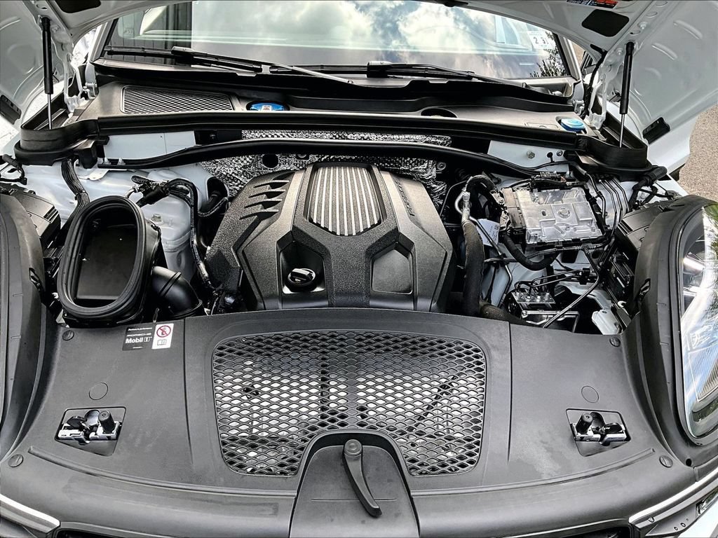 Certified 2026 Porsche Macan AWD/4WD image 15