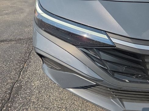 Used 2025 Hyundai Elantra Hybrid FWD image 13