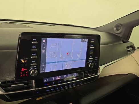 Used 2022 Toyota Sienna XLE w/ XLE Plus Package image 18