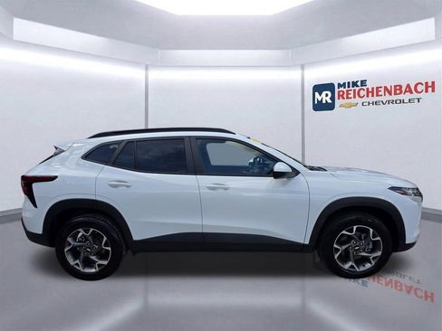 Used 2025 Chevrolet Trax LT FWD image 7