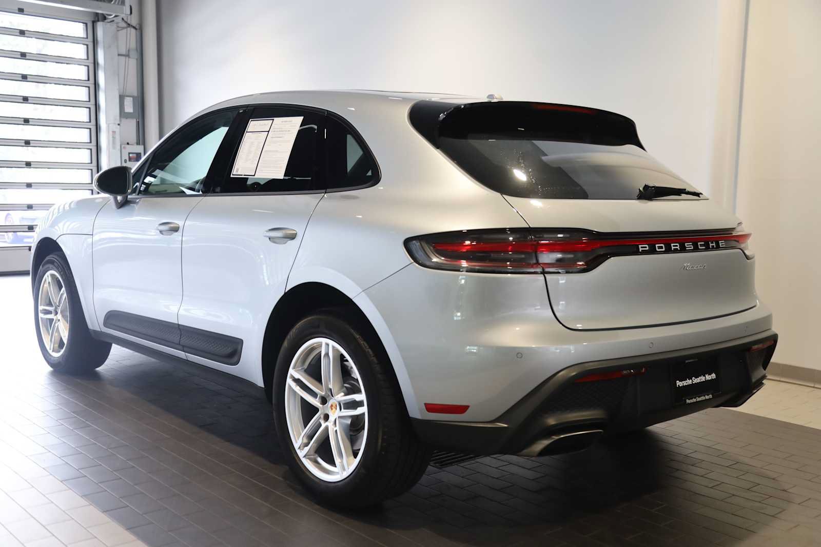 Used 2026 Porsche Macan AWD/4WD image 3