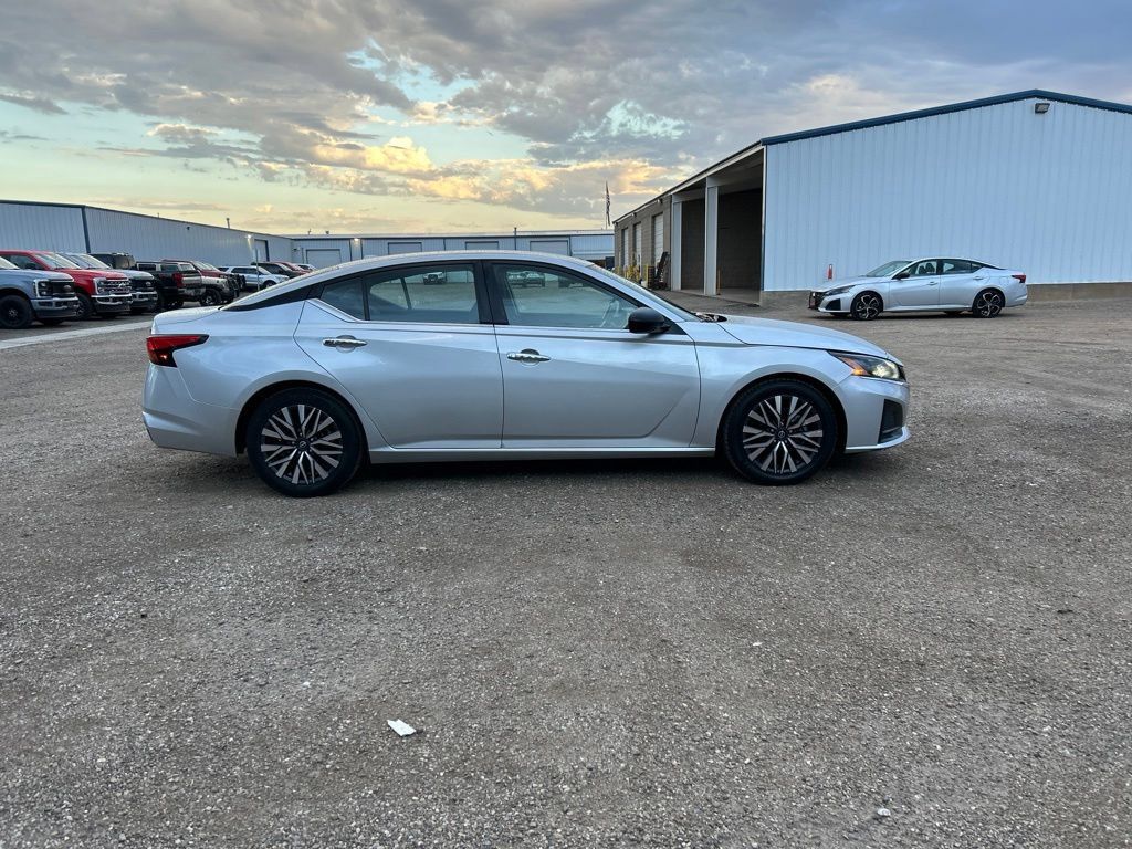 Used 2024 Nissan Altima 2.5 SV FWD image 7