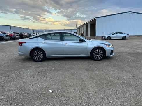 Used 2024 Nissan Altima 2.5 SV FWD image 7