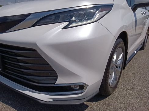 Used 2024 Toyota Sienna Limited FWD image 9