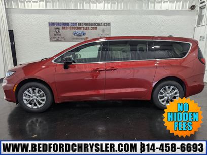 New 2025 Chrysler Pacifica Select