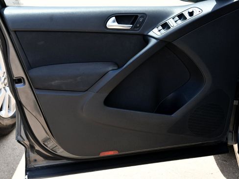 Used 2014 Volkswagen Tiguan S image 7