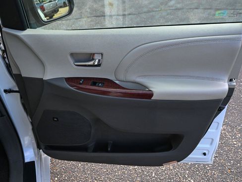Used 2011 Toyota Sienna Limited w/ Premium Pkg FWD image 27