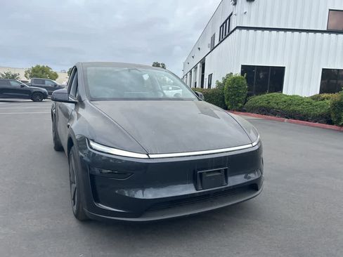 Used 2026 Tesla Model Y 2WD image 1