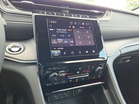 New 2025 Jeep Grand Cherokee Altitude image 31