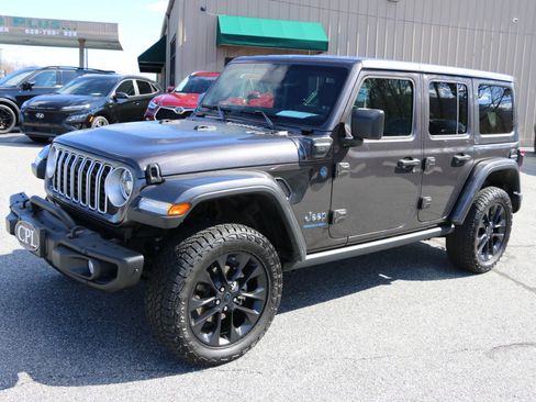 Used 2025 Jeep Wrangler Unlimited Sahara image 1