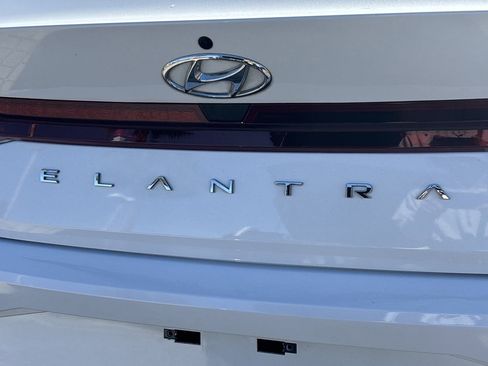 Used 2021 Hyundai Elantra SE image 9