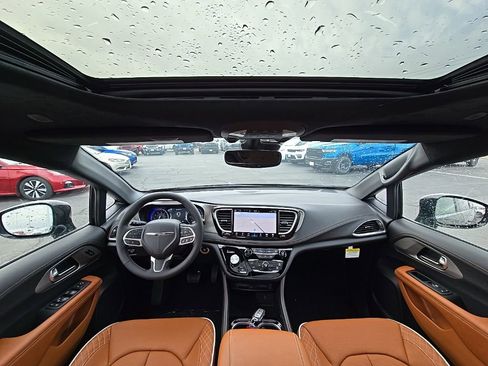 New 2026 Chrysler Pacifica Pinnacle image 2