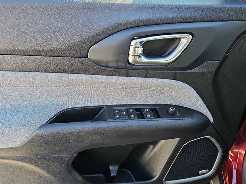 Used 2022 Jeep Compass Latitude w/ Sun and Sound Group image 13