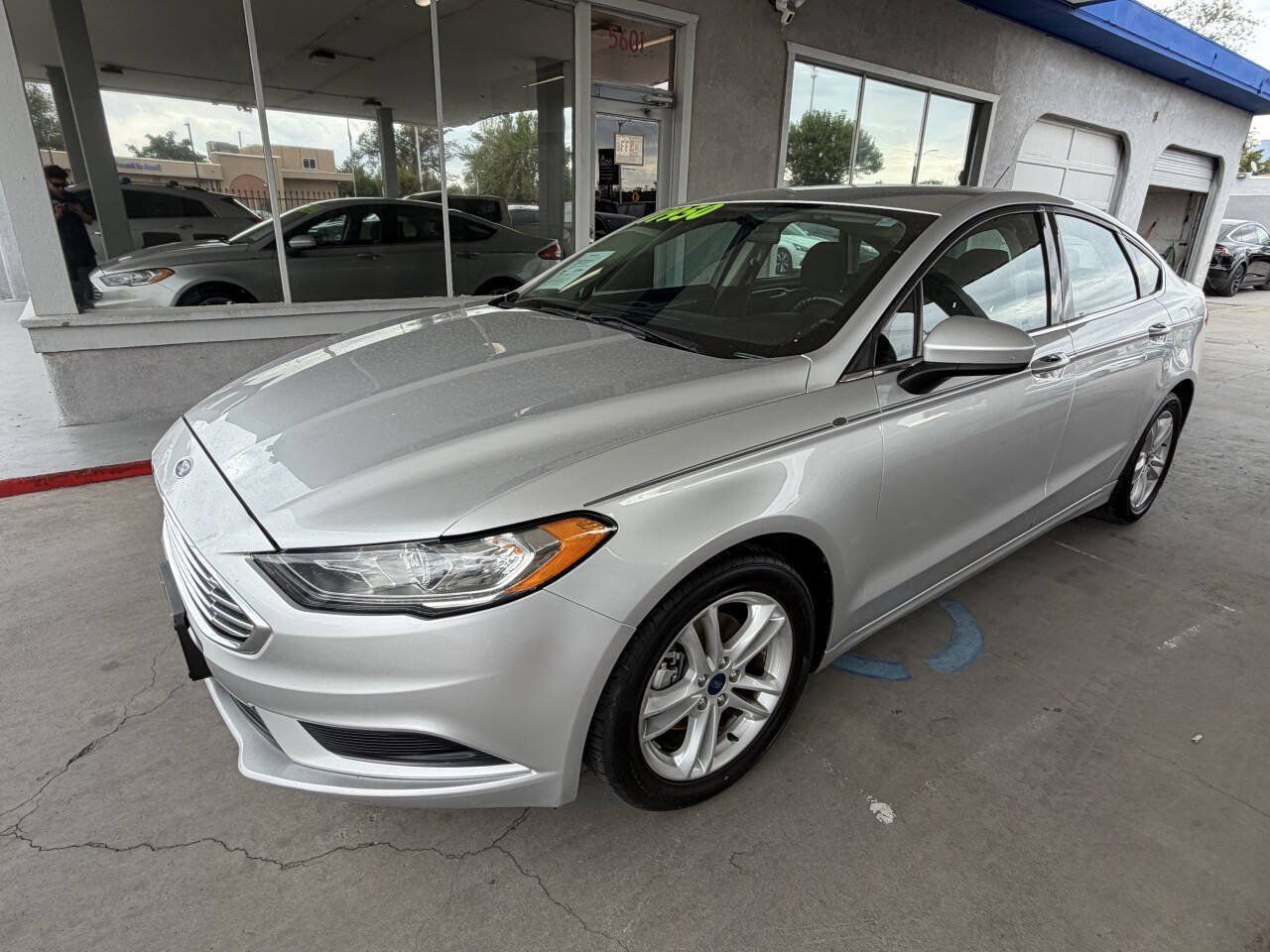 Used 2018 Ford Fusion SE w/ Fusion SE Technology Package FWD image 3