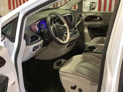 Used 2017 Chrysler Pacifica Limited image 14