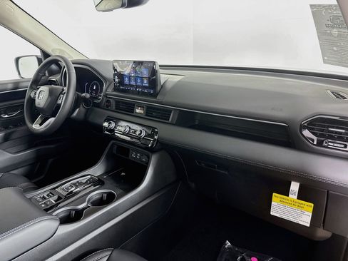 Certified 2025 Honda Pilot Touring image 39