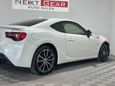 Used 2017 Toyota 86 RWD image 10