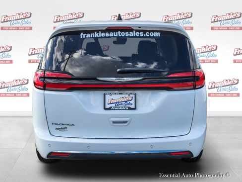 Used 2023 Chrysler Pacifica Touring-L FWD image 4
