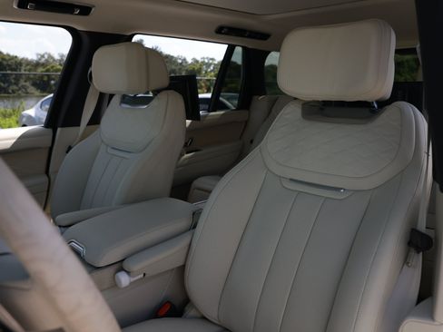 Used 2025 Land Rover Range Rover SV AWD/4WD image 4