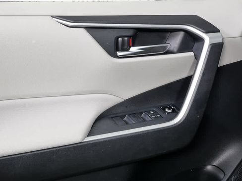 Used 2021 Toyota RAV4 XLE w/ Convenience Package image 6