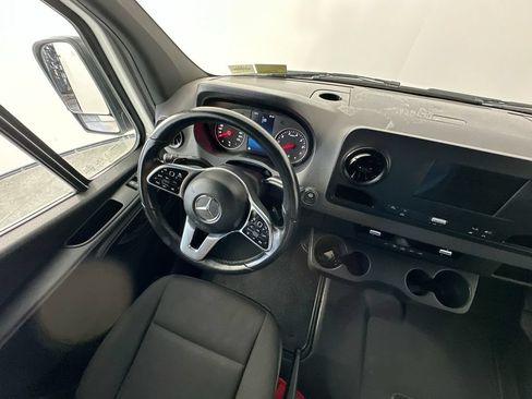 Used 2022 Mercedes-Benz Sprinter 1500 image 9