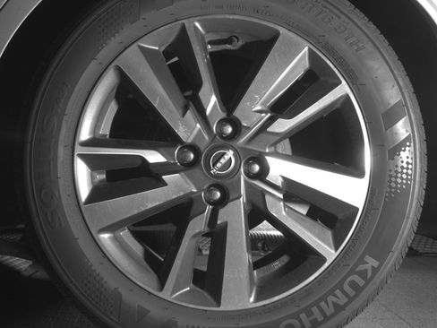 Used 2025 Nissan Versa SV image 11