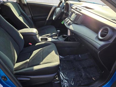 Used 2018 Toyota RAV4 LE image 19