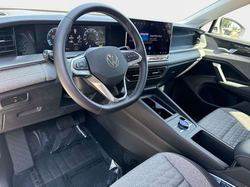 Certified 2025 Volkswagen Tiguan S FWD image 21
