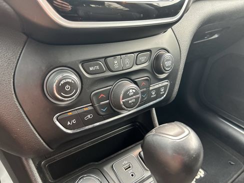 Used 2019 Jeep Cherokee Limited AWD/4WD image 29