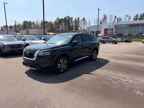 Used 2024 Nissan Pathfinder Platinum w/ Cargo Package image 1