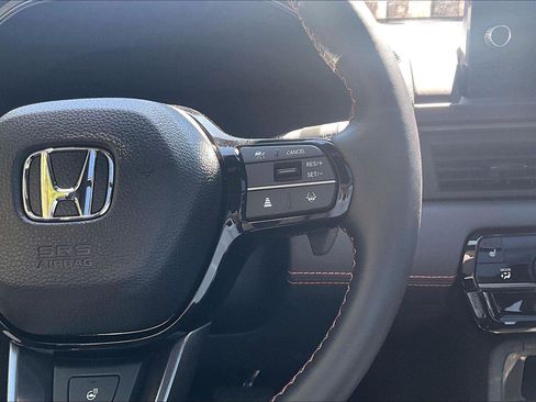 Used 2025 Honda Pilot TrailSport image 19