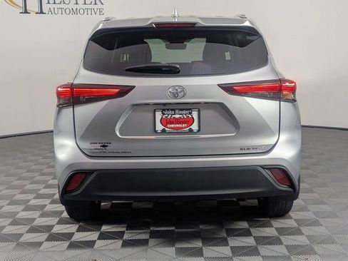 Used 2024 Toyota Highlander XLE AWD/4WD image 6