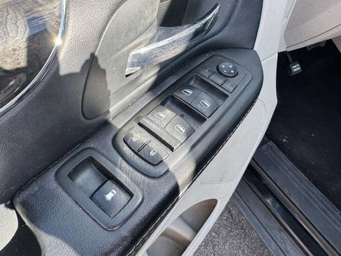 Used 2015 Chrysler Town & Country Touring w/ Driver Convenience Group image 11