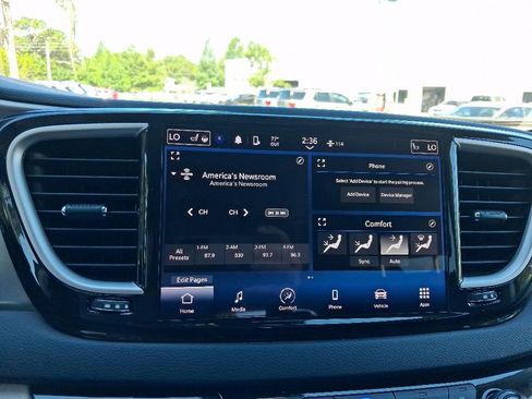 Used 2023 Chrysler Pacifica Touring-L FWD image 22