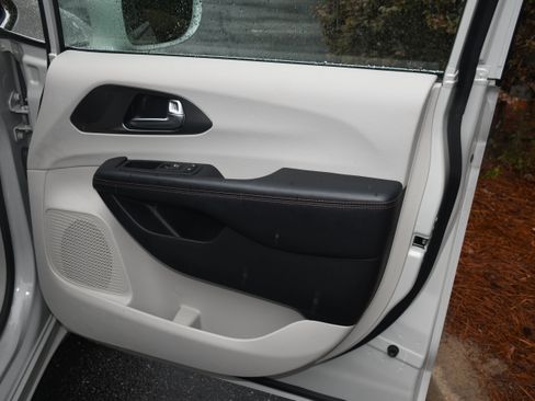 Used 2020 Chrysler Pacifica Touring FWD image 17
