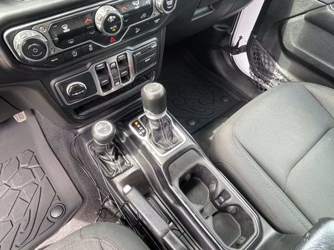 Used 2019 Jeep Wrangler Unlimited Sahara AWD/4WD image 17