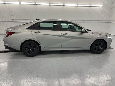 Used 2022 Hyundai Elantra SEL w/ Convenience Package FWD image 8